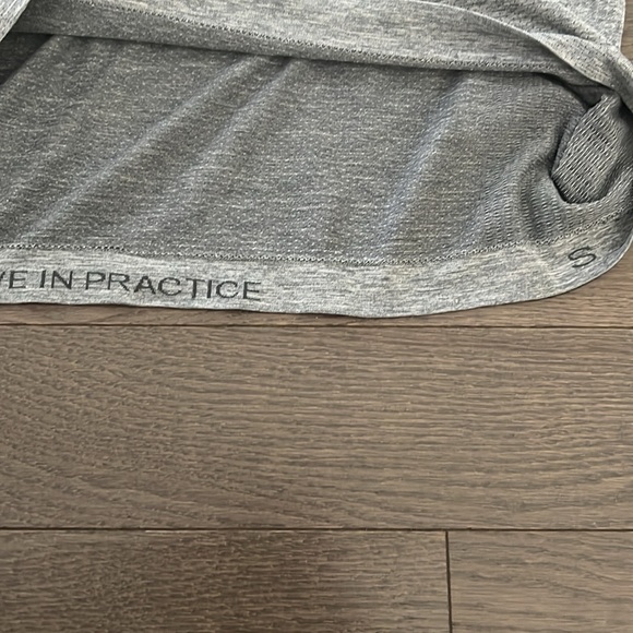 Lululemon V-neck Metal Vent Tech Short Sleeve V 2.0 - Picture 4 of 5